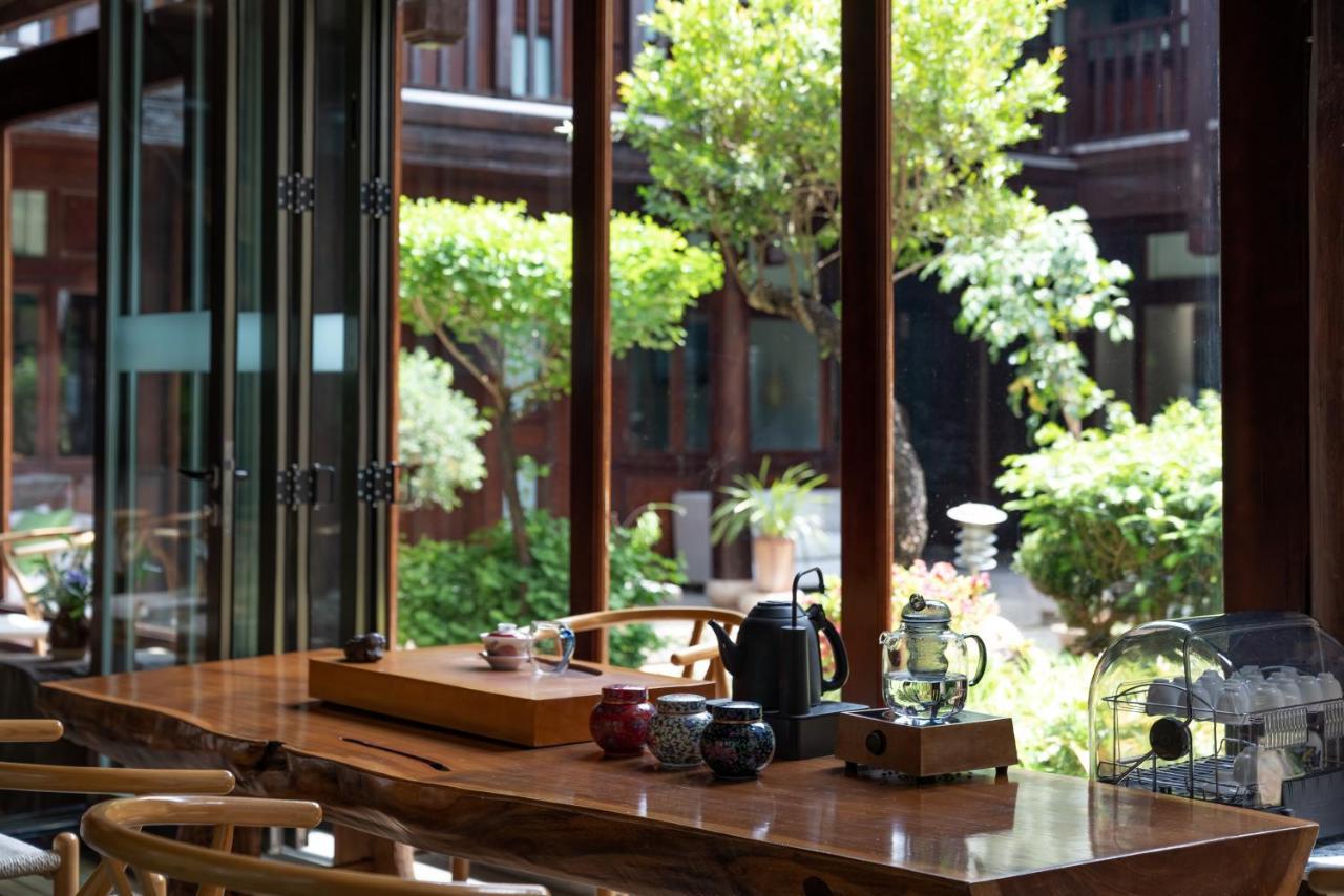Jun Bo Xuan Boutique Hotel Лицзян Экстерьер фото